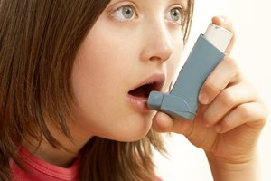 Los niños pueden manejar los ataques agudos de asma con un inhalador.