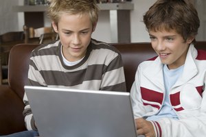 Protege a tu hijo adolescente de los efectos que trae el uso de Internet.