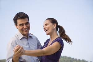 Las clases de baile son una buena manera de realizar ejercicio cardiovascular y divertirte mientras lo haces.
