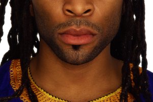 Cuando tomas la decisión de tener rastas en el cabello, puedes abandonar el peine como parte de tu esfuerzo.