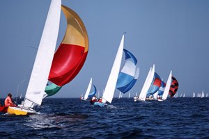 La carrera de veleros ofrece un escenario deportivo para aprender los entresijos de la navegación.