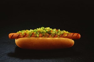 Los perros calientes asados poseen una apariencia crujiente y llena de sabor.