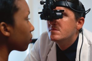Médico durante un examen ocular.