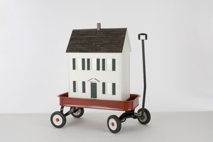 Con la casa a cuestas.