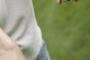 Protégete con repelente de insectos que tenga DEET.