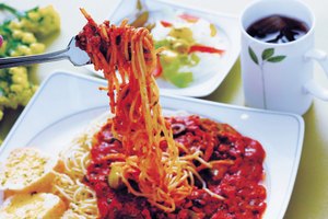 La pasta es un carbohidrato de alto nivel glucémico que eleva el azúcar en la sangre.