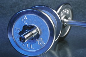 Si acostumbras hacer flexiones de bíceps con barra, entonces prueba con mancuernas.
