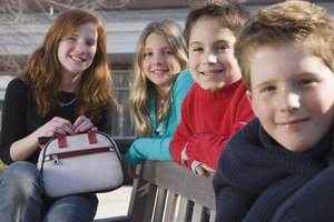 Los adolescentes pueden pasarla bien al hacer bolsos para que hagan juego con sus trajes favoritos.