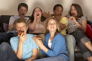 Organiza algunos juegos para hacer más divertida la reunión.