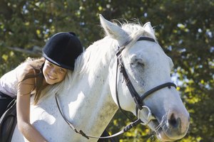 A muchos niños les encanta montar a caballo y el niño con parálisis cerebral ganará mucho con esta actividad.