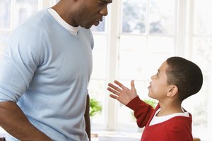Enseña otras alternativa. Si tu hijo decide ser desafiante, alterna juegos de rol.