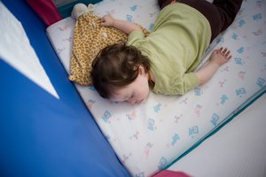 El riesgo de síndrome de muerte súbita es mayor durante los primeros meses de vida, sin embargo se deben tomar precauciones durante el primer año.