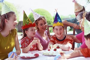 Un preadolescente no quiere celebrar su cumpleaños con una fiesta típica que implique sombreros y un pastel con velas.