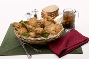 Evita el pollo frito y elige platillos más saludables.