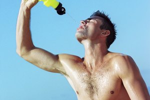 Perder grasa corporal y desarrollar tus músculos crea un cuerpo esbelto.