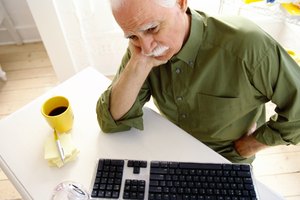 La enfermedad de alzheimer causa problemas más graves que la pérdida de memoria.