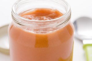 Si tienes procesador de alimentos en casa, tú misma puedes prepararle papillas que contengan carne y vegetales.