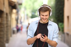 Escuchar música mientras caminas es una opción maravillosa.