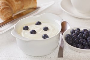 Yogur griego y arándanos azules (blueberries).