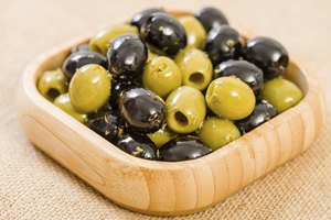 Cuenco de aceitunas mezcladas.