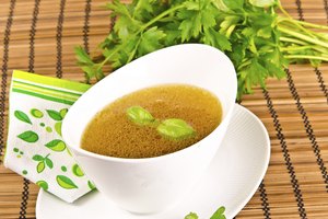 Los jugos y los caldos pueden servirse como alternativa a los aderezos de ensalada.