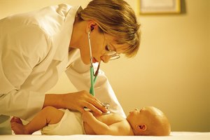 Cuando lleves a tu bebé al pediatra para un chequeo, el médico examinará a tu bebé en varias áreas.