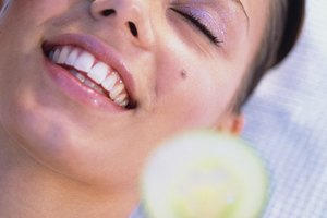 Aplica pepino sobre los ojos cansados para refrescarlos.