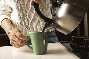 Coloca agua hirviendo sobre el té y espera de tres a cinco minutos.