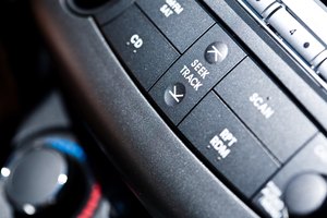 Puedes conectar un micrófono al estéreo de tu auto.