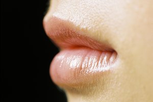 Puedes conseguir unos labios carnosos sin necesidad de un delineador.