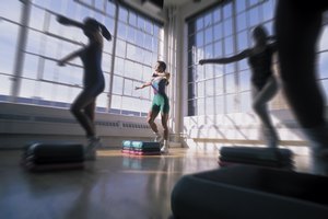 El ejercicio aeróbico involucra a todo el cuerpo, mientras que el anaeróbico generalmente está dirigido a grupos musculares individuales.