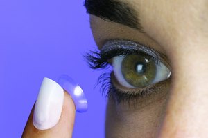 Guardar los lentes de contacto apropiadamente puede ayudar a prevenir la infección de los ojos