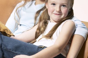 Generalmente cuando los padres trabajan los adolescentes tienen que cuidar a los hermanos menores.