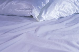 Dormir sobre una funda para almohada de satén puede evitar que el pelo se enrede.