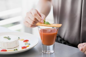 Beber jugo recién exprimido, en su forma más natural sin procesar, puede ayudar a proteger contra muchas enfermedades.