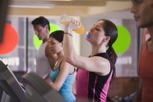 Las bebidas energéticas han existido desde el siglo 20, diseñadas para mejorar la salud y la vitalidad.