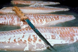 La hueva de bacalao se consigue de hembras y machos de bacalao.