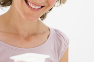 El yogur Activia contiene bacterias probióticas que pueden aliviar los síntomas de la diarrea asociada con los antibióticos.
