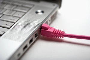 Un puerto RJ-45 en un equipo se conecta a un cable de red UTP.