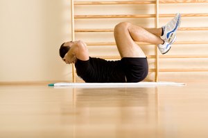 En los encogimientos abdominales inversos los pies se elevan del suelo.