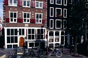 Puedes combinar la navegación en bote con un paseo en bicicleta mientras admiras las mejores vistas de Holanda,