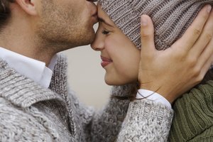 Demuéstrale afecto a tu esposa para aumentar su confianza.