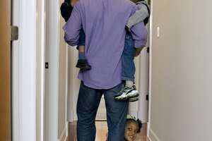 Las sutiles diferencias en que son tratados los niños pueden alterar su personalidad.