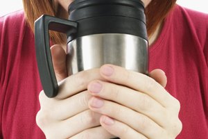 El café, algunos tés, la soda, las bebidas energizantes y el chocolate pueden contener cafeína.