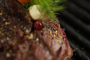 Añade hierbas frescas y especias secas para darle un toque de sabor sin añadir calorías.