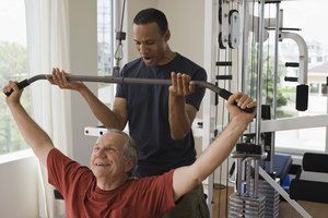 La mayoría de los hombres tienden a perder su entrenamiento físico al envejecer, especialmente su fuerza, rendimiento y equilibrio.