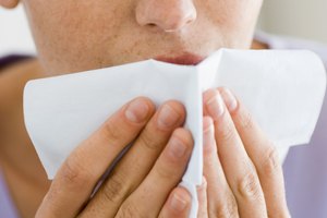 Los estornudos podrían ser un síntoma de una alergia a la henna.