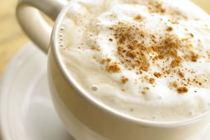 Si le agregas canela al café con leche puedes mejorarel metabolismo de la glucosa.