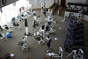 Personas ejercitándose en un gimnasio.
