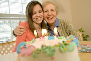 Celebra un cumpleaños con todos los suministros adecuados.